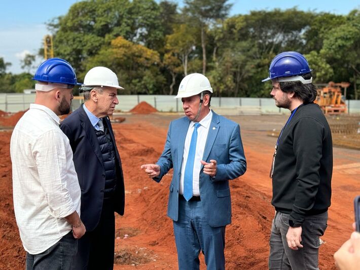 Você está visualizando atualmente Gerson Claro visita obras do refeitório e estacionamento da ALEMS