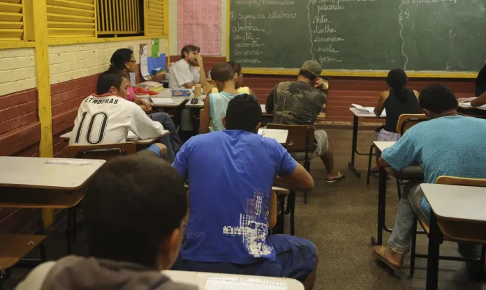 Você está visualizando atualmente MEC cria programa de apoio a escolas públicas com aulas noturnas