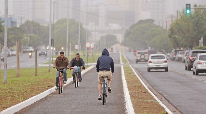 Você está visualizando atualmente Frente fria derruba termômetros para 5 °C e arrasta fumaça para MS