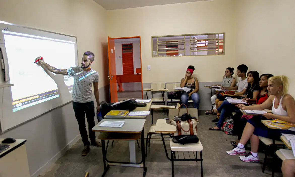 Você está visualizando atualmente Pé-de-Meia alcançará quase 4 milhões de estudantes até setembro