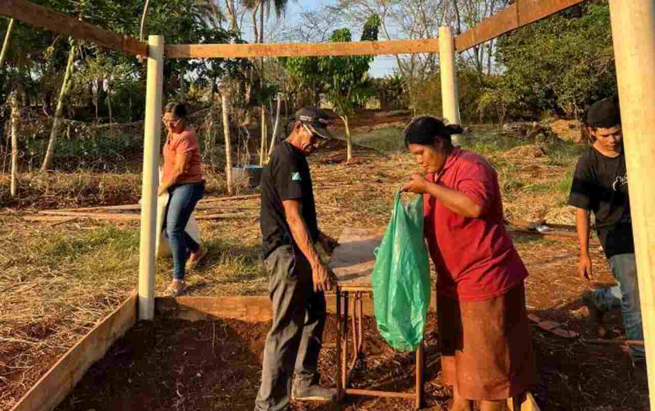 Você está visualizando atualmente Projeto Cuidar constrói estufa para produção de mudas em aldeia indígena