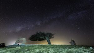 Leia mais sobre o artigo Céu de setembro terá eclipse parcial da Lua e passagem de “cometa do século”