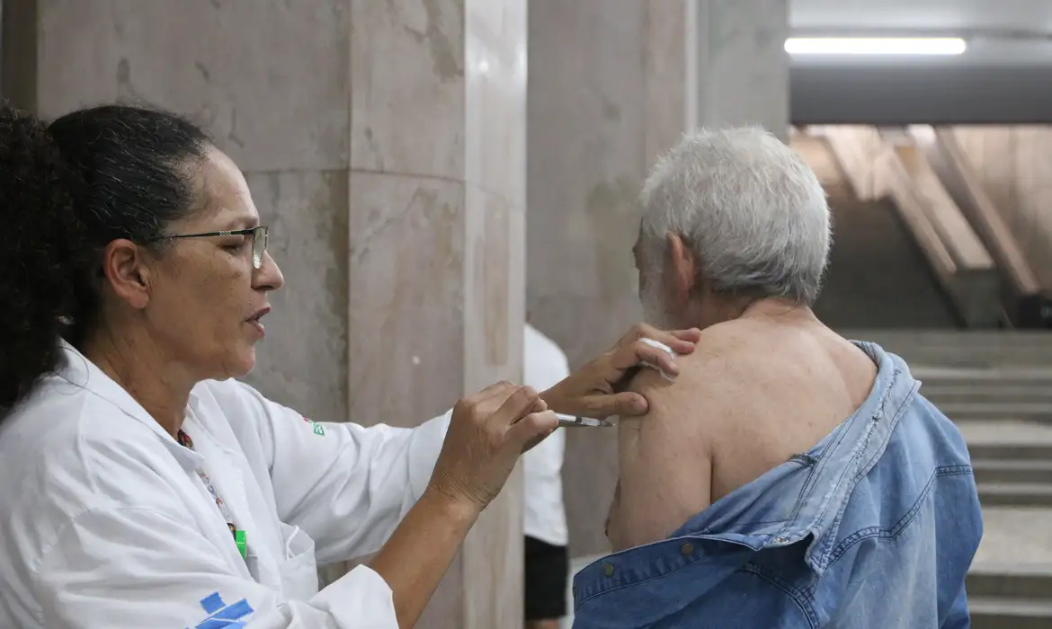 Você está visualizando atualmente Fiocruz alerta para aumento de casos de covid-19 no país