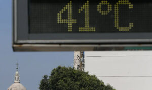 Leia mais sobre o artigo ALERTA: maior e mais poderosa onda de calor sufocante do ano começa hoje; veja áreas afetadas