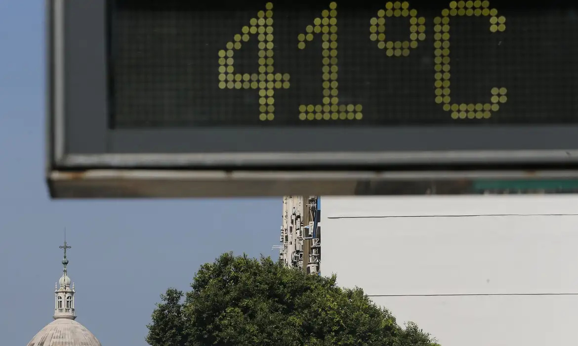 Você está visualizando atualmente ALERTA: maior e mais poderosa onda de calor sufocante do ano começa hoje; veja áreas afetadas