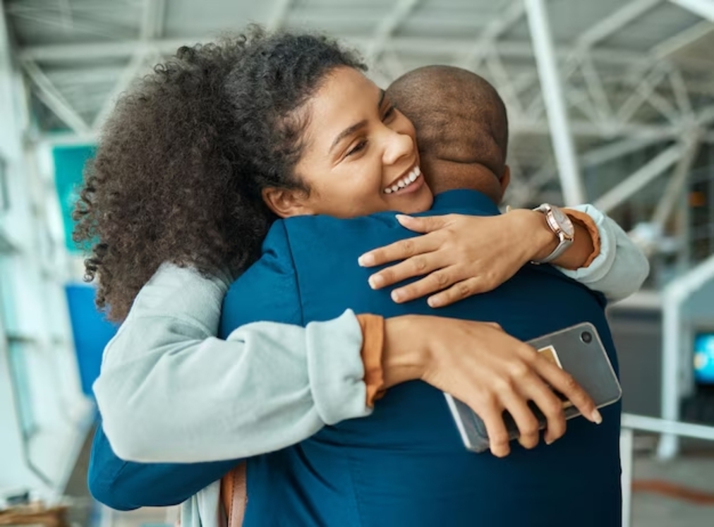 Você está visualizando atualmente Aeroporto causa polêmica ao criar regra que limita abraços de despedida a 3 minutos