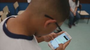 Leia mais sobre o artigo Comissão da Câmara aprova projeto que proíbe o uso de celular em escolas públicas e privadas