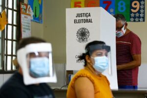 Leia mais sobre o artigo ELEIÇÕES E SAÚDE: Com Covid em alta e fumaça, orientação é votar de máscara e não levar criança