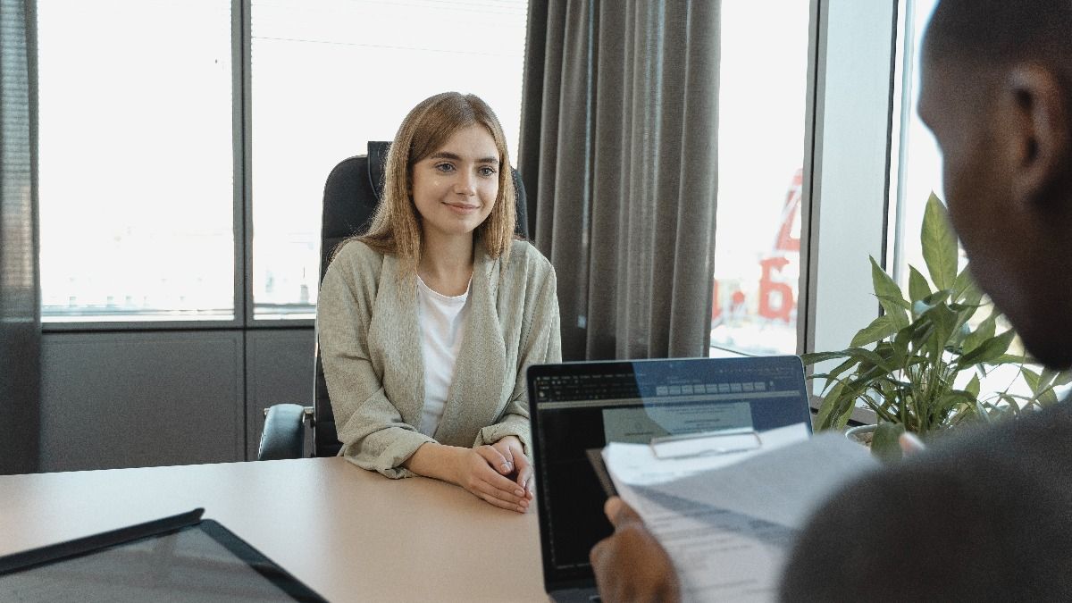 Você está visualizando atualmente Jovens perdem vaga de emprego ao levar pais para entrevista; veja como não errar