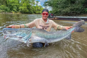 Leia mais sobre o artigo Pescador fisga dois pintados gigantes no rio Dourados