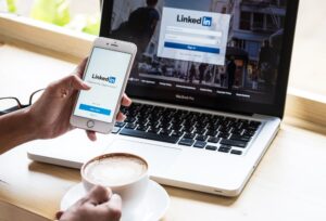 Leia mais sobre o artigo Usuários do LinkedIn viram o jogo com abordagens criativas em busca de emprego