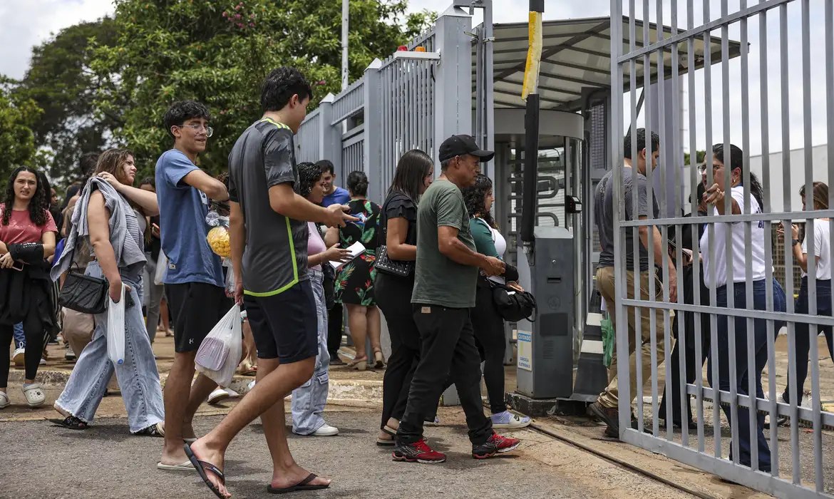 Você está visualizando atualmente Estudantes aprovam tema da redação do Enem, mas acham prova cansativa