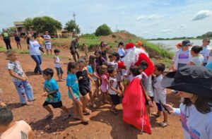 Leia mais sobre o artigo CAIXA ENCANTADA MS: Papai Noel leva presentes para crianças