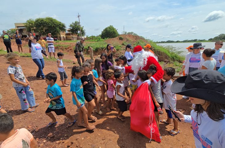 Você está visualizando atualmente CAIXA ENCANTADA MS: Papai Noel leva presentes para crianças