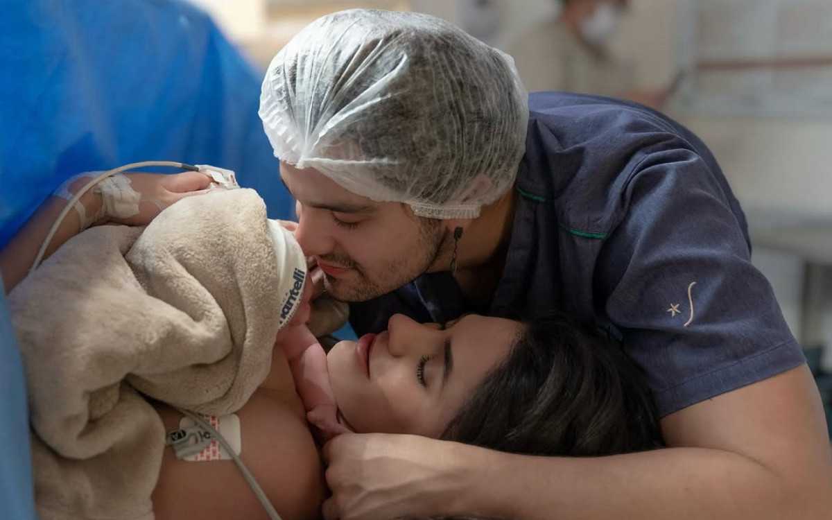 No momento, você está visualizando Luan Santana e Jade Magalhães publicam primeiras fotos ao lado da filha, Serena