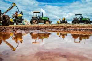 Leia mais sobre o artigo Novas regras para o tráfego de máquinas agrícolas são definidas; conheça as mudanças