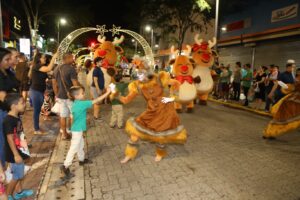 Leia mais sobre o artigo Parada Natalina com a Família Rena promete encantar público nesta terça-feira na Rua 14 de Julho