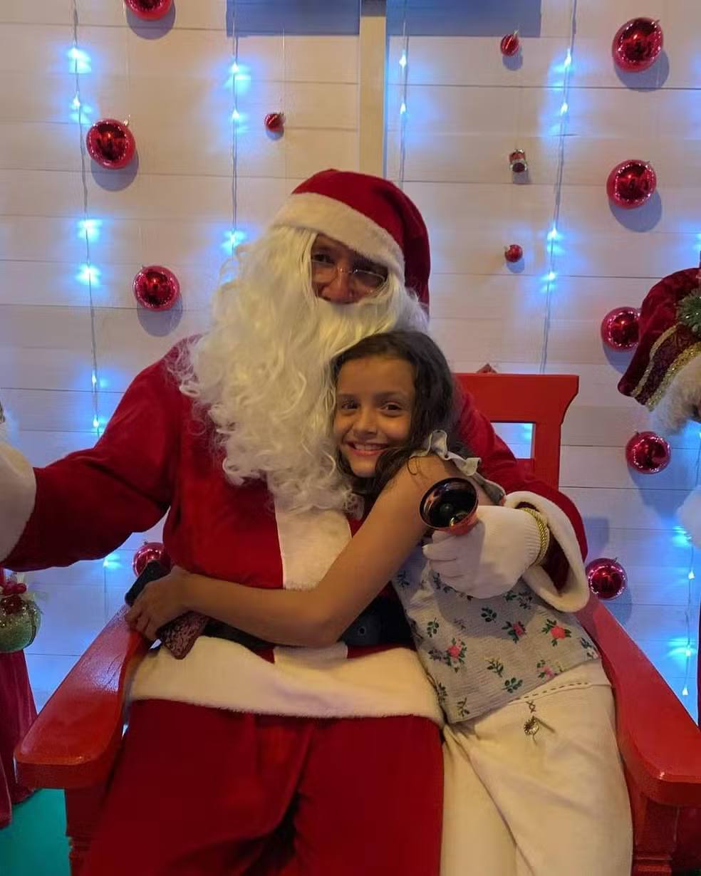 video-em-ms-papai-noel-chega-montado-em-boi-e-toca-berrante