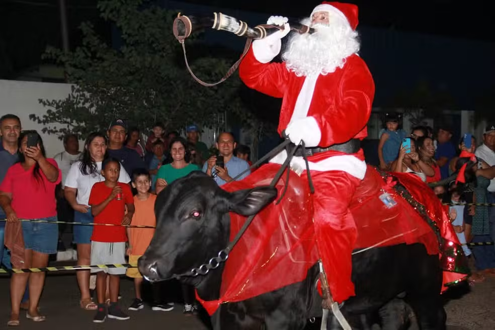 No momento, você está visualizando VÍDEO: Em MS, Papai Noel chega montado em boi e toca berrante