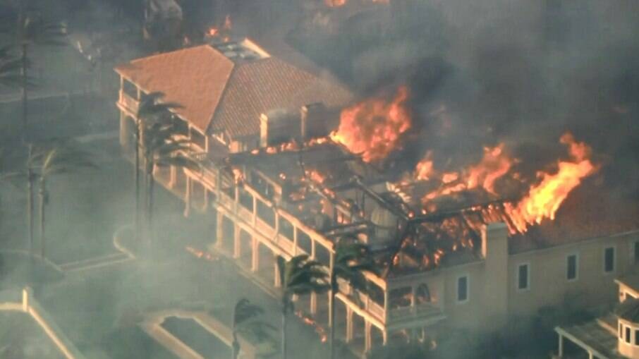 No momento, você está visualizando Celebridades deixam mansões em meio a incêndio florestal na Califórnia