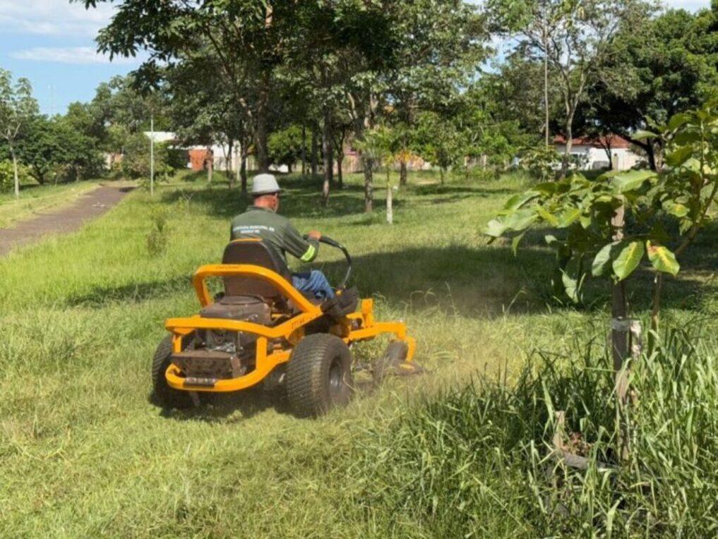 No momento, você está visualizando Governo de Naviraí determina imediata manutenção geral do Parque Sucupira