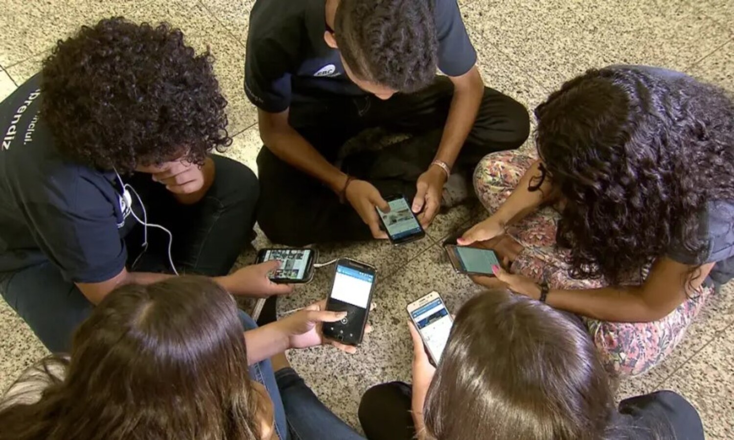 No momento, você está visualizando Lei que proíbe uso de celulares nas escolas será sancionada nesta segunda-feira