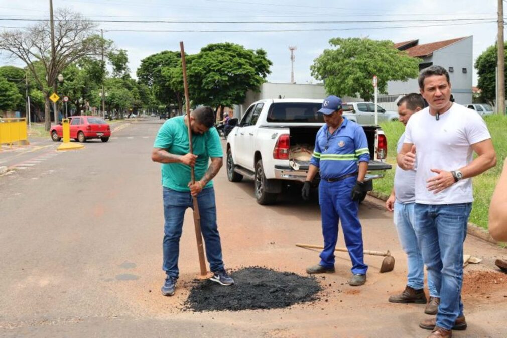 No momento, você está visualizando Prefeitura de Naviraí executa limpeza das vias públicas e inicia a operação tapa-buraco