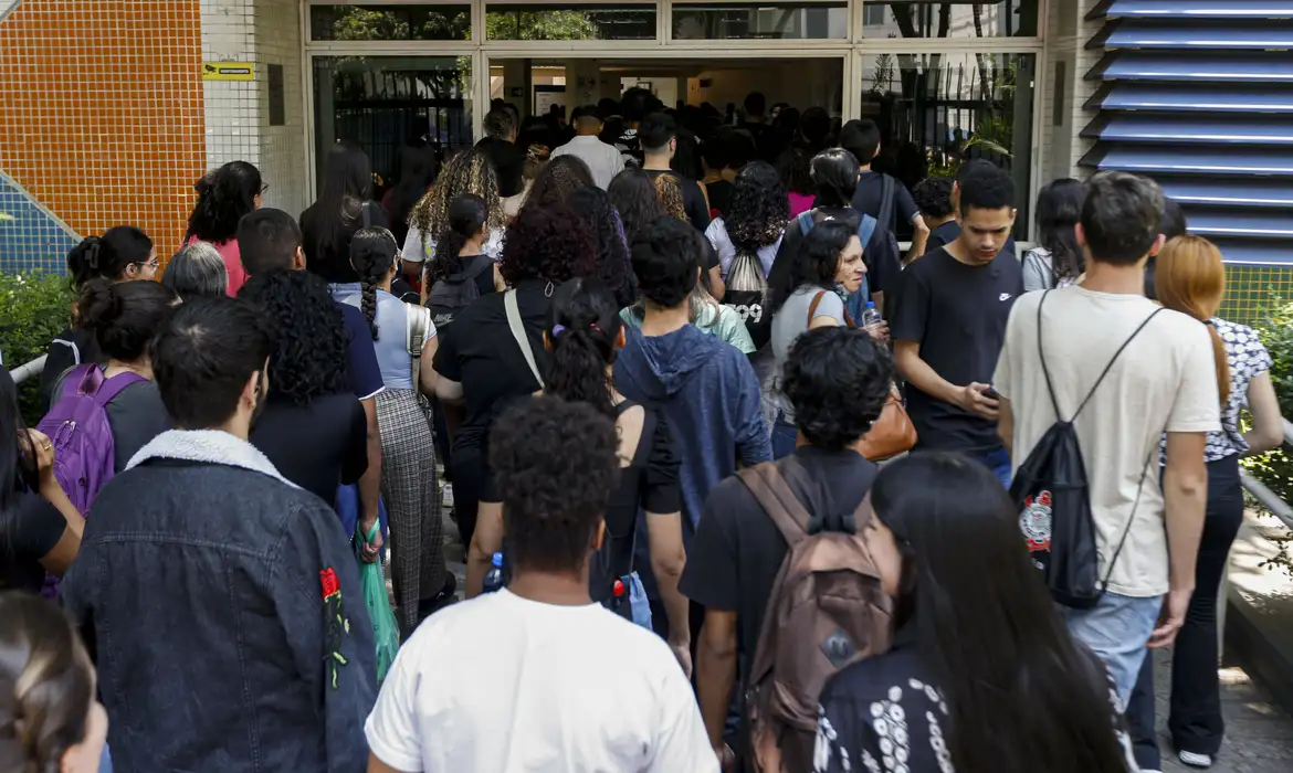 No momento, você está visualizando TCU suspende R$ 6 bilhões do Pé de Meia; MEC nega irregularidades