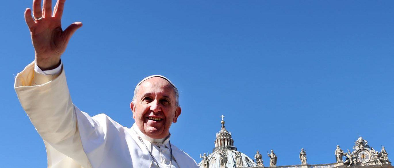 No momento, você está visualizando Papa Francisco tem melhora e não apresenta febre, diz Vaticano em novo boletim médico