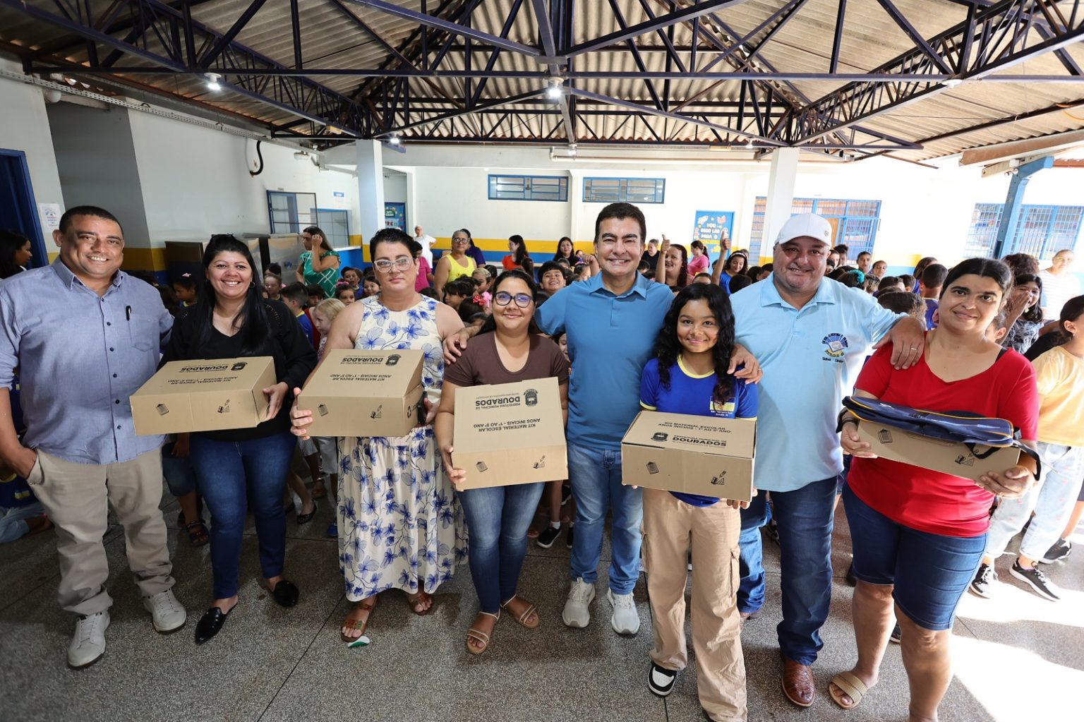 No momento, você está visualizando Pais e alunos se emocionam ao receber kit escolar no primeiro dia de aula em Dourados