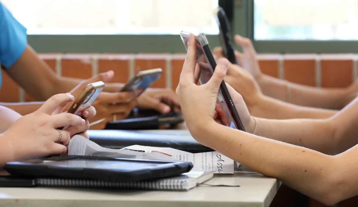 No momento, você está visualizando Petição contra veto de celular nas escolas ultrapassa 1,5 milhão de assinaturas em uma semana