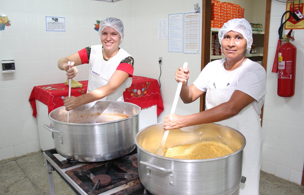 No momento, você está visualizando Rede municipal de ensino abre 300 vagas temporárias para merendeiros