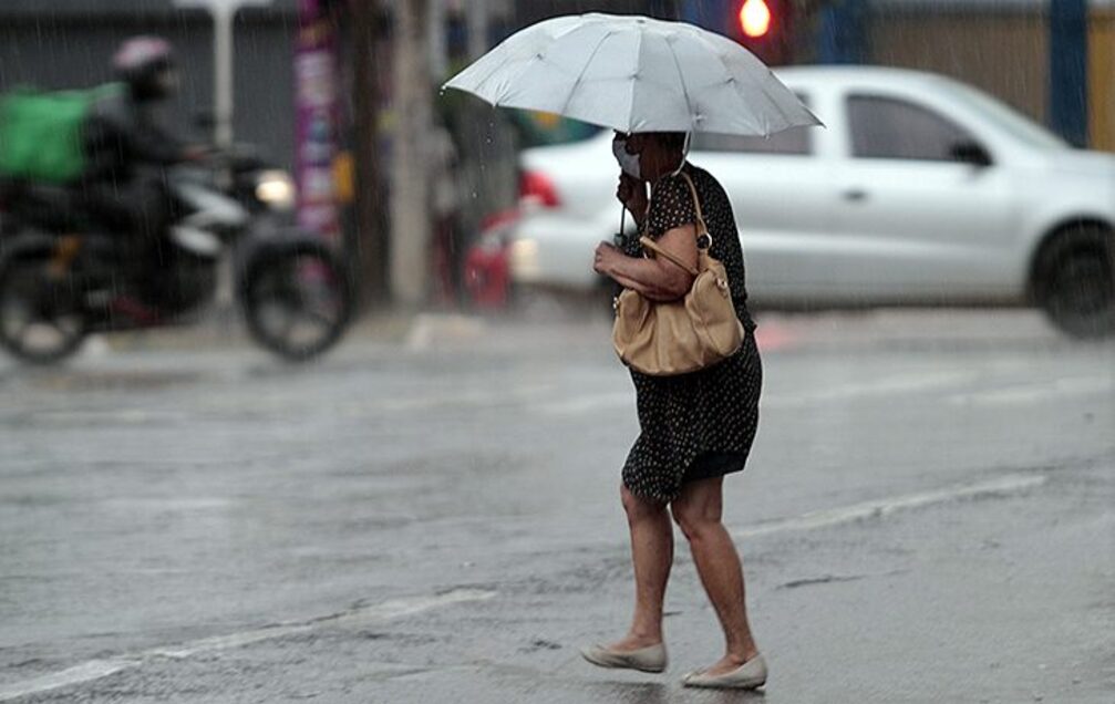 No momento, você está visualizando Frente fria chega e pode causar chuvas fortes durante a semana em MS