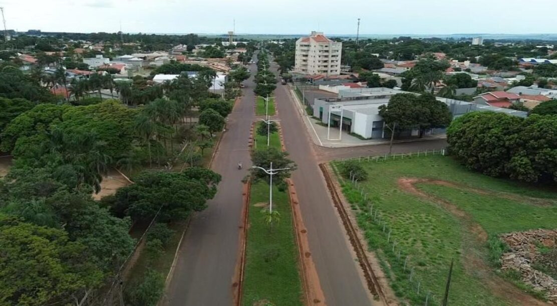 No momento, você está visualizando Serviços Públicos de Naviraí executa manutenção urbanística na Avenida Bataguassu