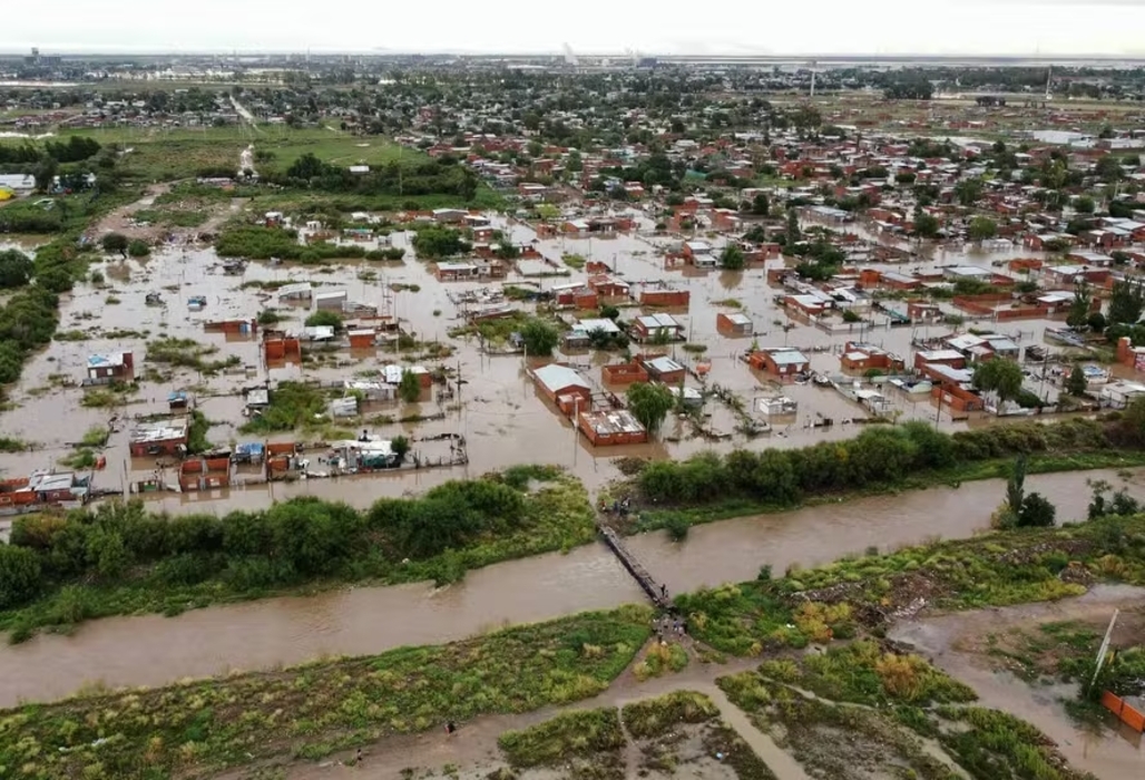 No momento, você está visualizando Tempestade histórica deixa 16 mortos e cerca de 100 desaparecidos, na Argentina