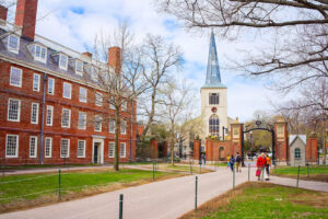 Leia mais sobre o artigo Universidade de Harvard entra com ação na Justiça contra Casa Branca por ataques ao ensino superior