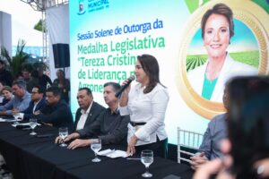 Leia mais sobre o artigo Prefeita Adriane Lopes participa de solenidade da Câmara que homenageou lideranças do agronegócio