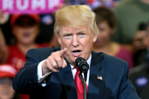 Leia mais sobre o artigo Trump aumenta tarifa da China chegam a 145% e anuncia pausa de 90 dias para outros países