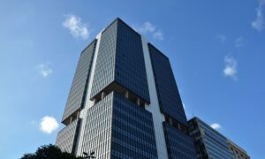Leia mais sobre o artigo BC eleva Selic a 14,75%, maior patamar em quase 20 anos