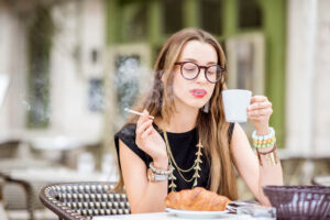 Leia mais sobre o artigo França proíbe fumo em locais ao ar livre acessíveis a crianças, com exceção de famosos cafés na calçada