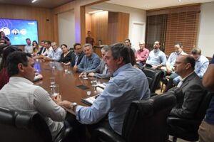 Leia mais sobre o artigo Prefeito, vice e vereadores reivindicam R$ 80 milhões para Naviraí; R$ 16 milhões serão aplicados em recapeamento