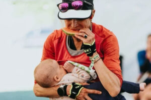 Leia mais sobre o artigo REINO UNIDO: Mãe vence ultramaratona de 100 km amamentando filha de 6 meses