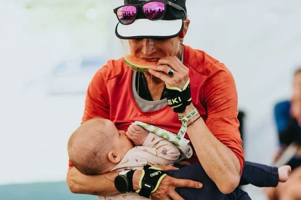 No momento, você está visualizando REINO UNIDO: Mãe vence ultramaratona de 100 km amamentando filha de 6 meses