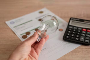 Leia mais sobre o artigo Aneel aciona bandeira vermelha para junho, e conta de luz fica mais cara