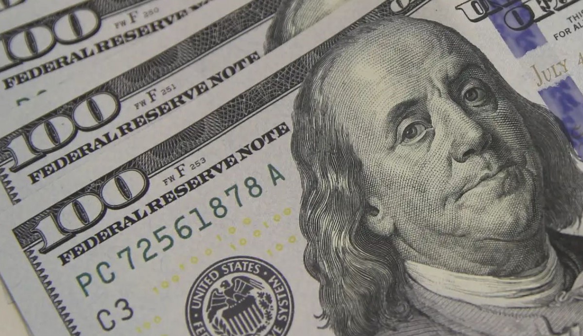 No momento, você está visualizando Dólar cai para R$ 5,56 à espera de pacote fiscal