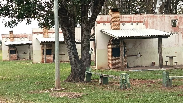 No momento, você está visualizando Serviços Públicos concluem coberturas em áreas gourmet de quiosques do balneário municipal