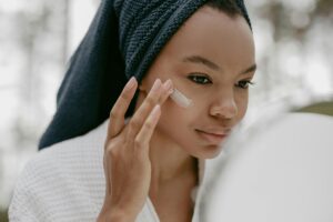 Leia mais sobre o artigo INVERNO 2025: Diga adeus à pele ressecada com três dicas simples de dermatologista