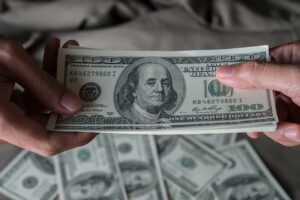 Leia mais sobre o artigo Dólar despenca e fecha cotado no menor valor em 8 meses