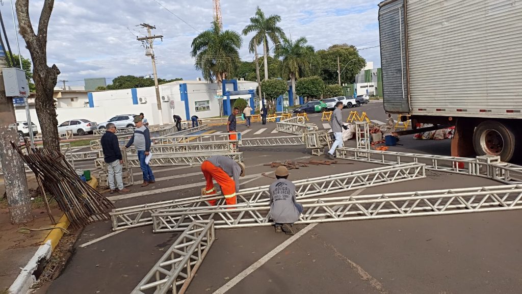 No momento, você está visualizando Começam as montagens da estrutura da 22ª Fejunavi, a maior festa junina do Cone Sul de MS
