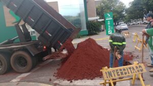 Leia mais sobre o artigo Serviços Públicos de Naviraí executa tapa buracos e mais seis frentes de melhorias